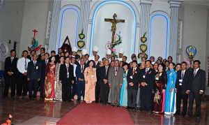 A group of bishop delegates and a journalist who visited local Vietnam churches met Catholic leders in the Deanery of Peace in Binh An on Dec. 15, 2012. Photo from Tien Thuy